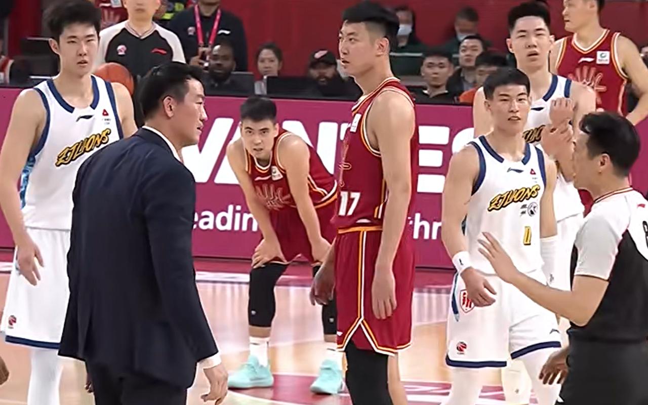 王博很生气，冲进场质疑裁判，被直接驱逐出场！CBA常规赛第39轮，广厦队做客对