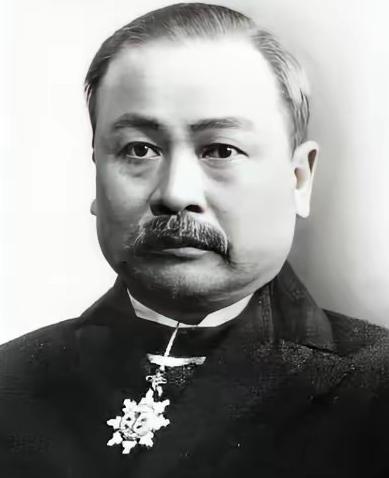 1982年，铁道部的工作人员为詹天佑迁坟，当那口上好的金丝楠木棺被开启时，在场人