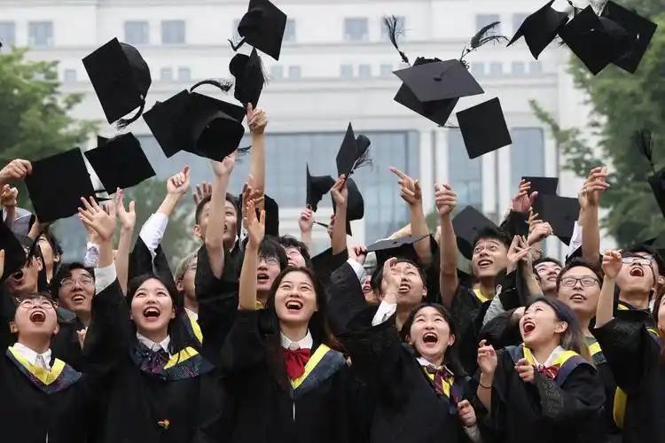 国内普通高校近十年应届毕业生人数2016年：765万人2017年：795万