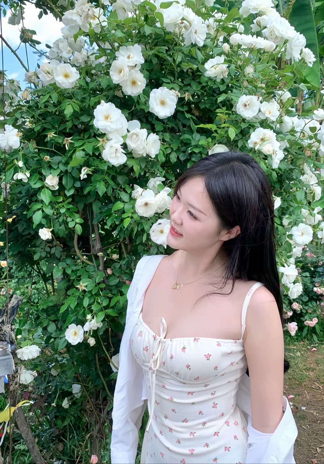 你能发现衣服上有凸出的花嘛