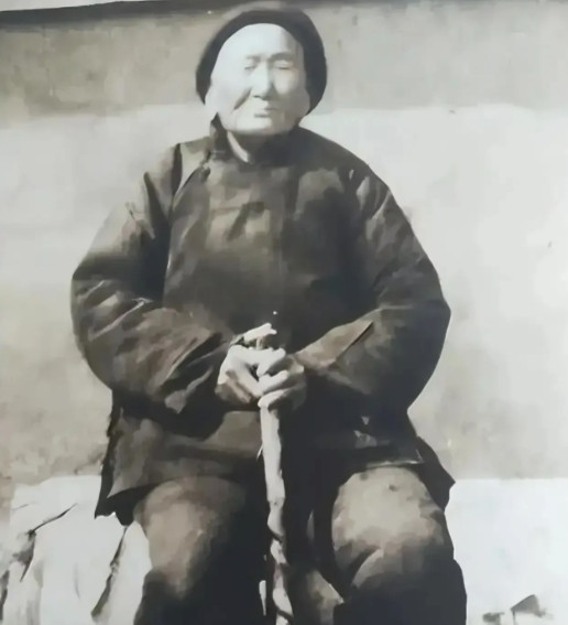 1941年，马大嫂请汉奸侄子吃饭，正吃着，她忽然放下碗筷，目光坚定的看着汉奸侄子