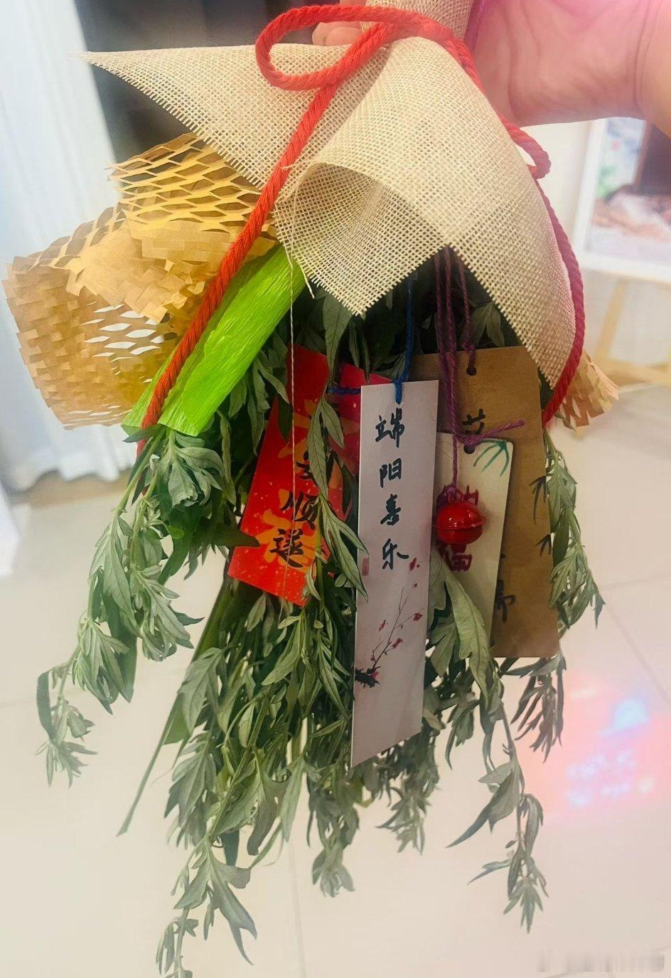 端午节以前过端午，家里长辈总挂那种扎得紧紧的干艾草束，味道冲但透着股让人安心的