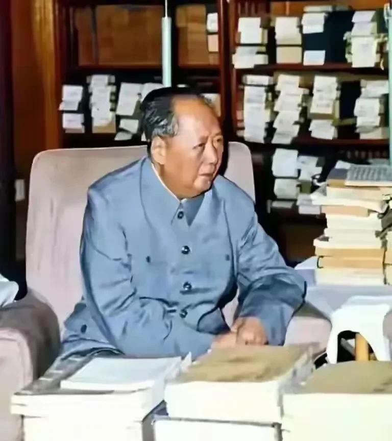 这是主席晚年的一张照片，领袖的风采也挡不住时间的脚步，他老人家垂垂老矣。橱子里