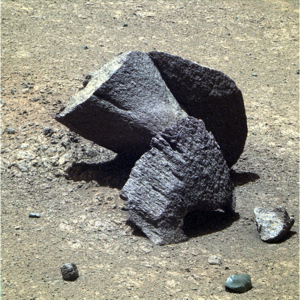 这是火星上的一块紫色岩石，距离我们2.25亿公里。​​​