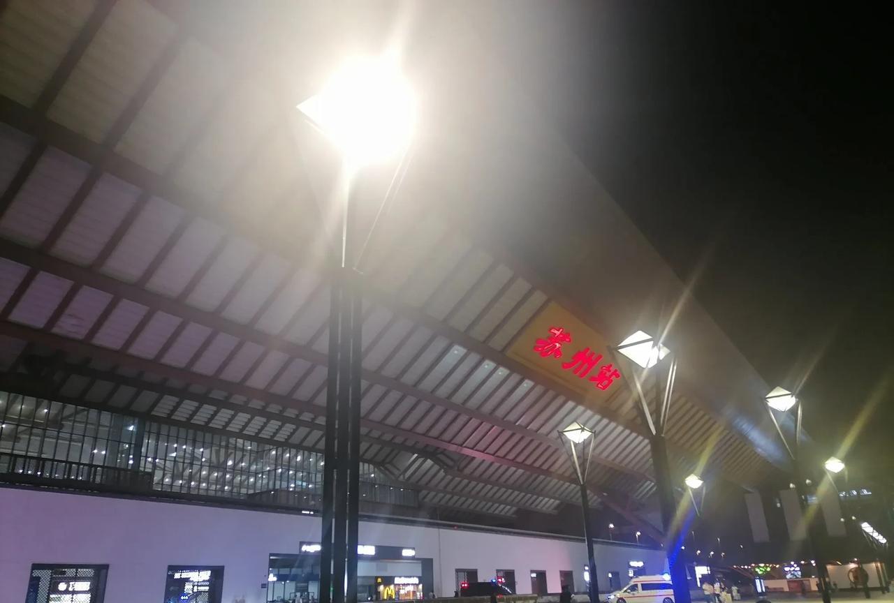 昨天晚上住宿，发生了一件奇怪事。晚上到苏州就已经接近10点了，赶快去定好的酒店