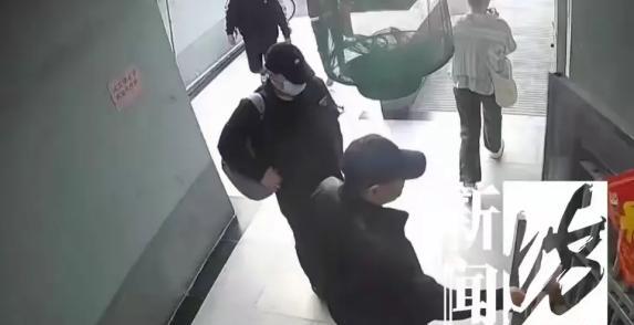 4月上海，一爷叔发现2个男子在小区很怪异，20多℃的天气，他们都穿着黑色长袖长裤