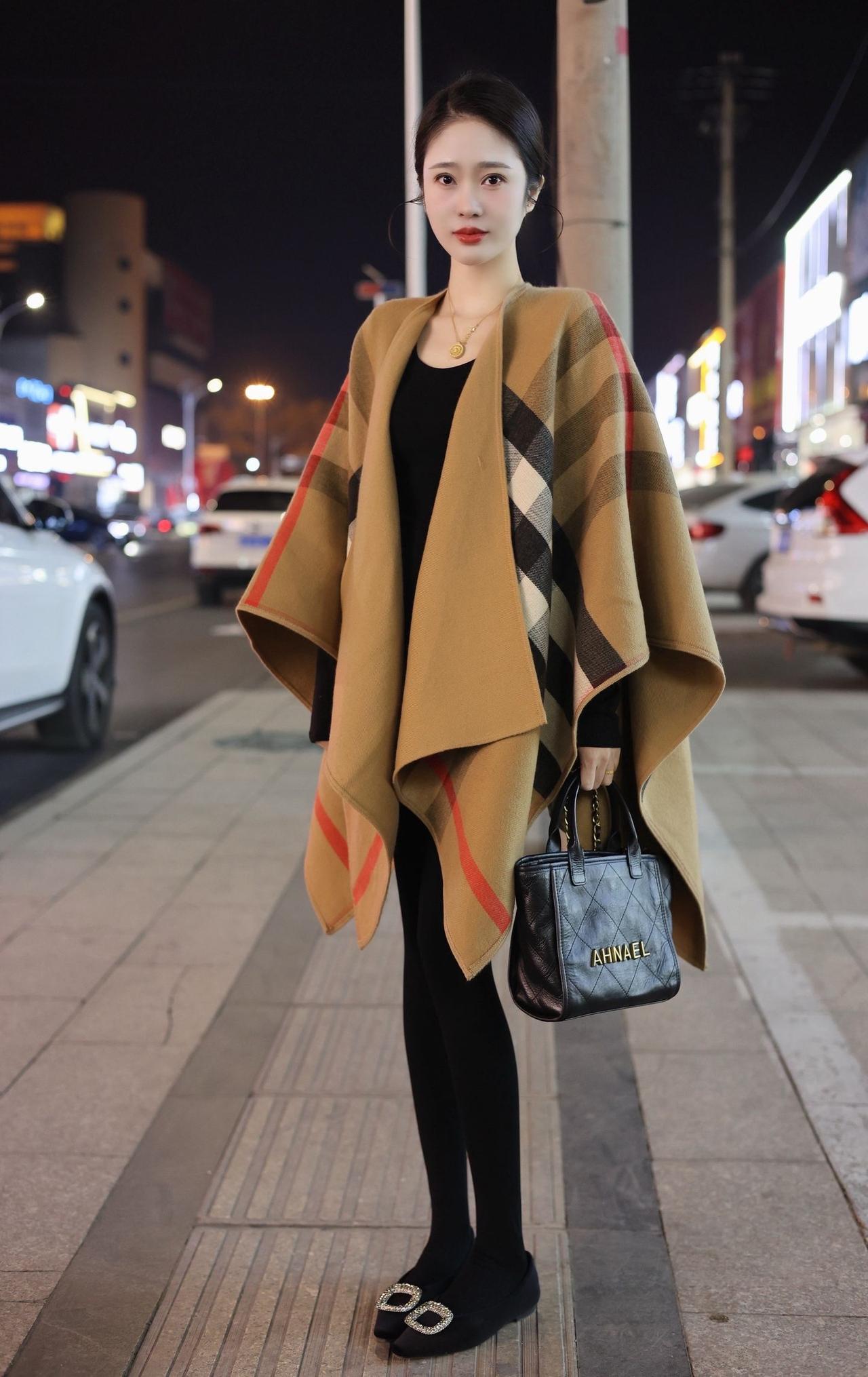 夜晚街头的时尚穿搭，披肩与高跟鞋的完美结合