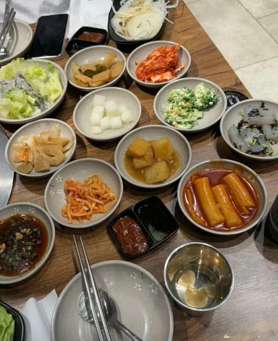 韩国政府投放超4.7万吨白菜萝卜为什么他们对辣白菜这么执着？吃饭也一桌都是小料不