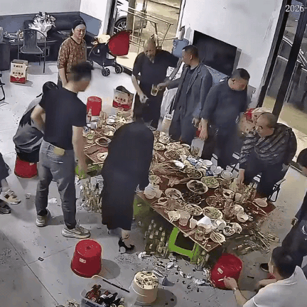 万万没想到。男子邀请亲朋好友在家里聚餐，炒了几十个菜好心招待，可是吃着吃着，一位