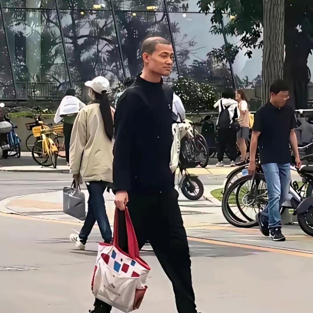 谁能不惊讶，印象里抱着馒头矿泉水、头发乱糟糟的韦神，外形居然变化这么大，