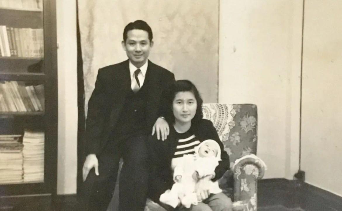 黄作梅、雷善儒一家三口的合影，婴儿是黄作梅先生幼年的儿子黄伟建，记录了家庭生活的