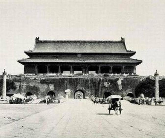 1969年末，中央打算拆掉天安门广场再重新建设，然而在施工的时候，工人们在旧天