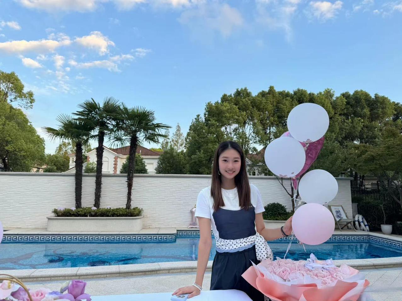 文章马伊琍大女儿17岁庆生照，文君竹一头长发出落的亭亭玉立。
