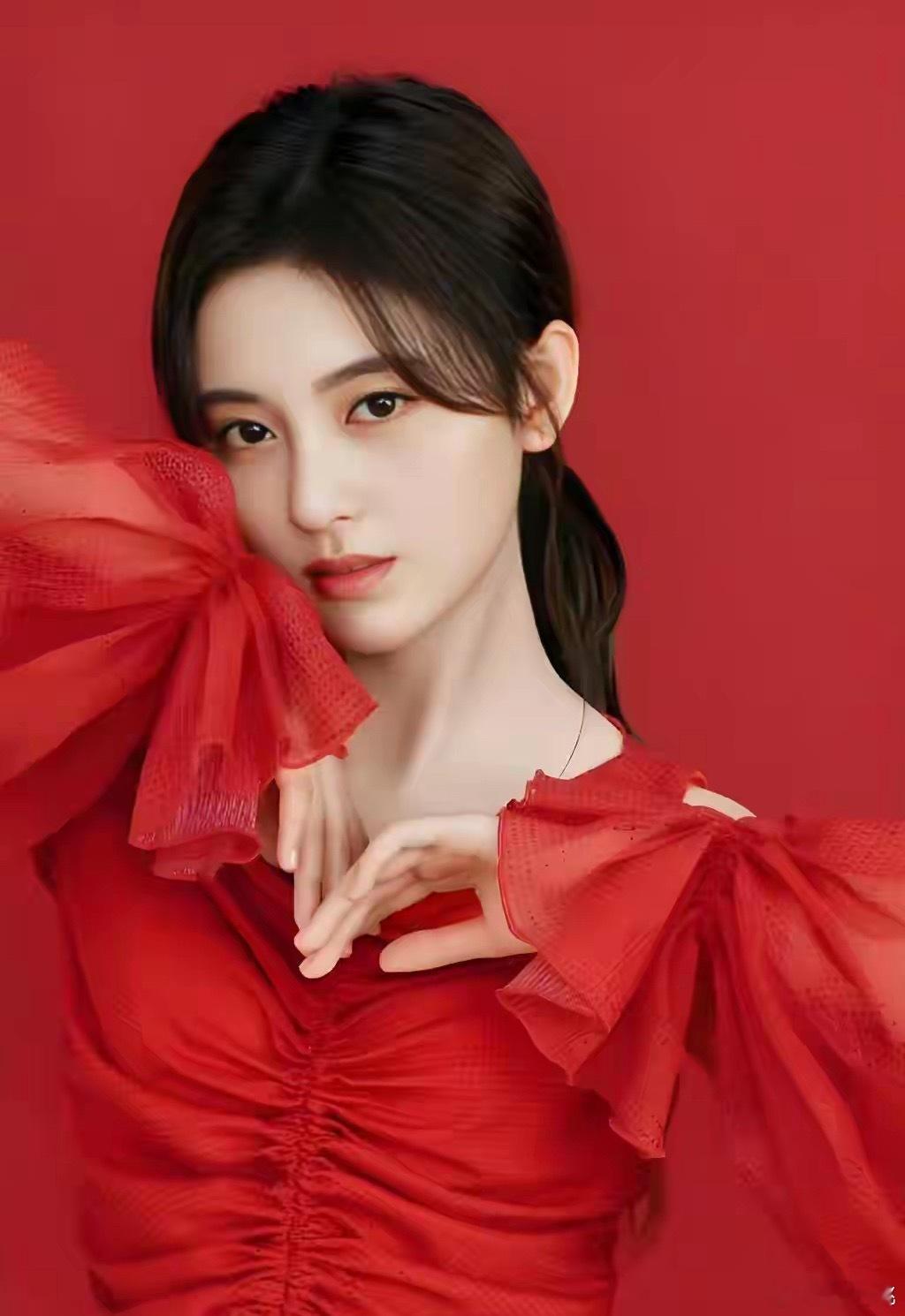 1.鞠婧祎现在能保住目前的咖位就已经开始费力了，她虽然看似流量高，但也真的是没有