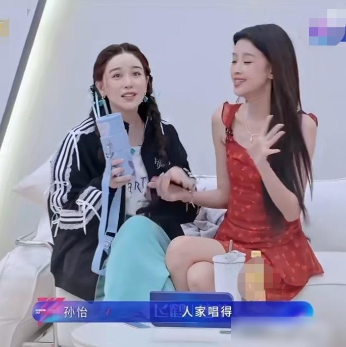 每天6到8小时泡在训练室，别人休息她还在抠动作，累到扶着腰喘气。吃的全是水煮西