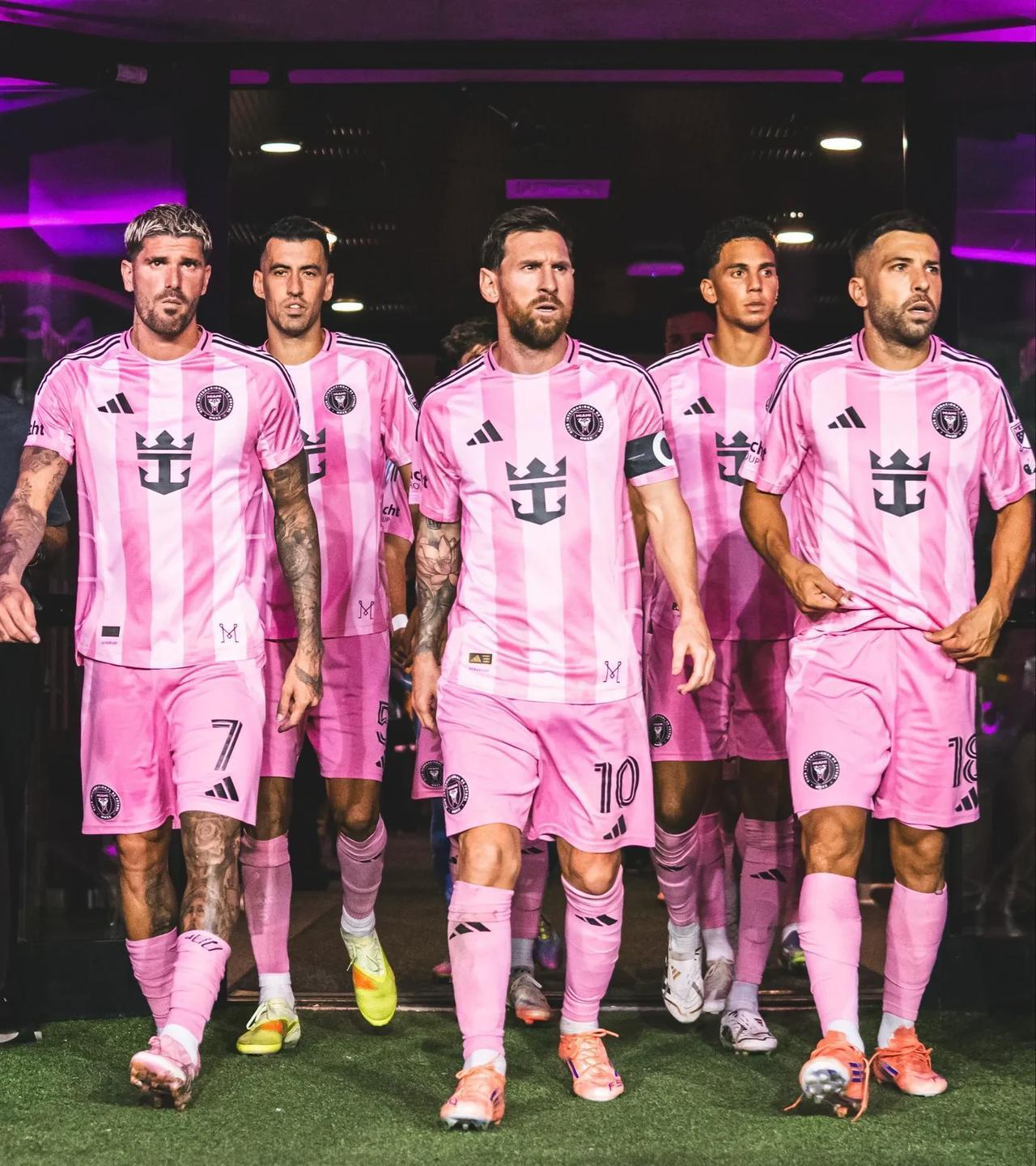 1.梅西因缺席全明星赛而被禁赛2.苏亚雷斯因吐口水被禁赛三场（罪有应得）3.