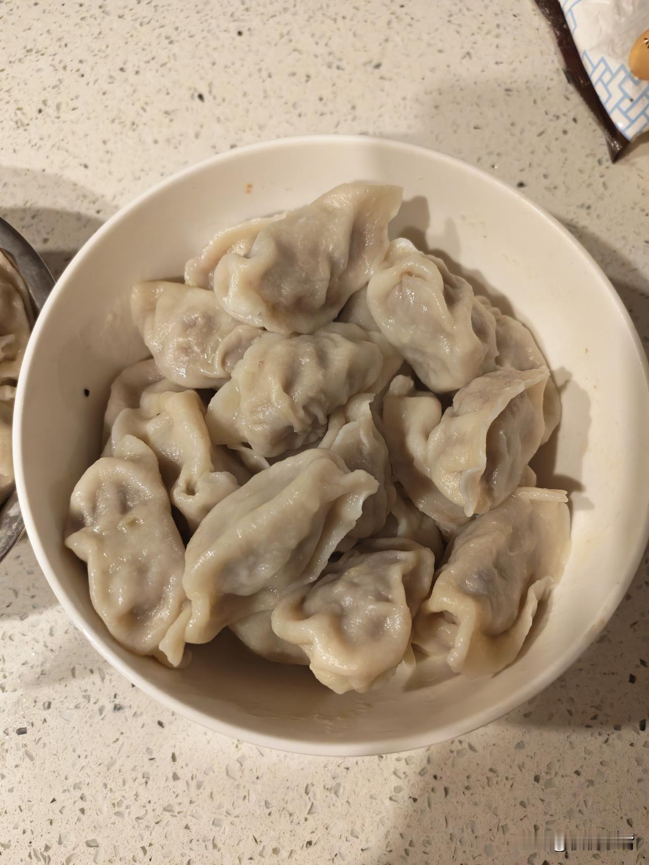 我今天吃了4个大饺子，牛肉茄子馅的，两小时血糖7.5，基本合格了吧。上次吃了