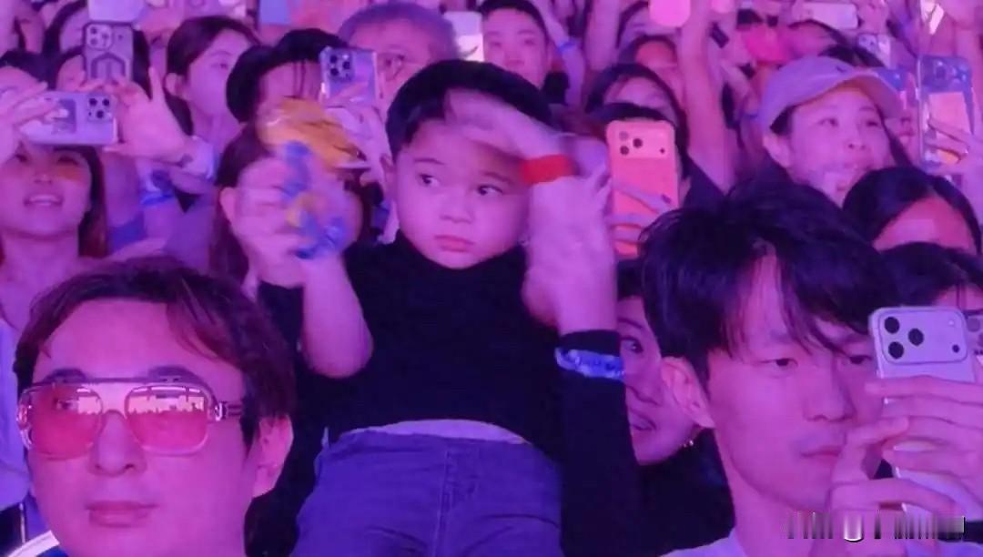 王思聪真是自带光环呐！王思聪带女朋友看BLACKPINK新加坡演唱会，导播随