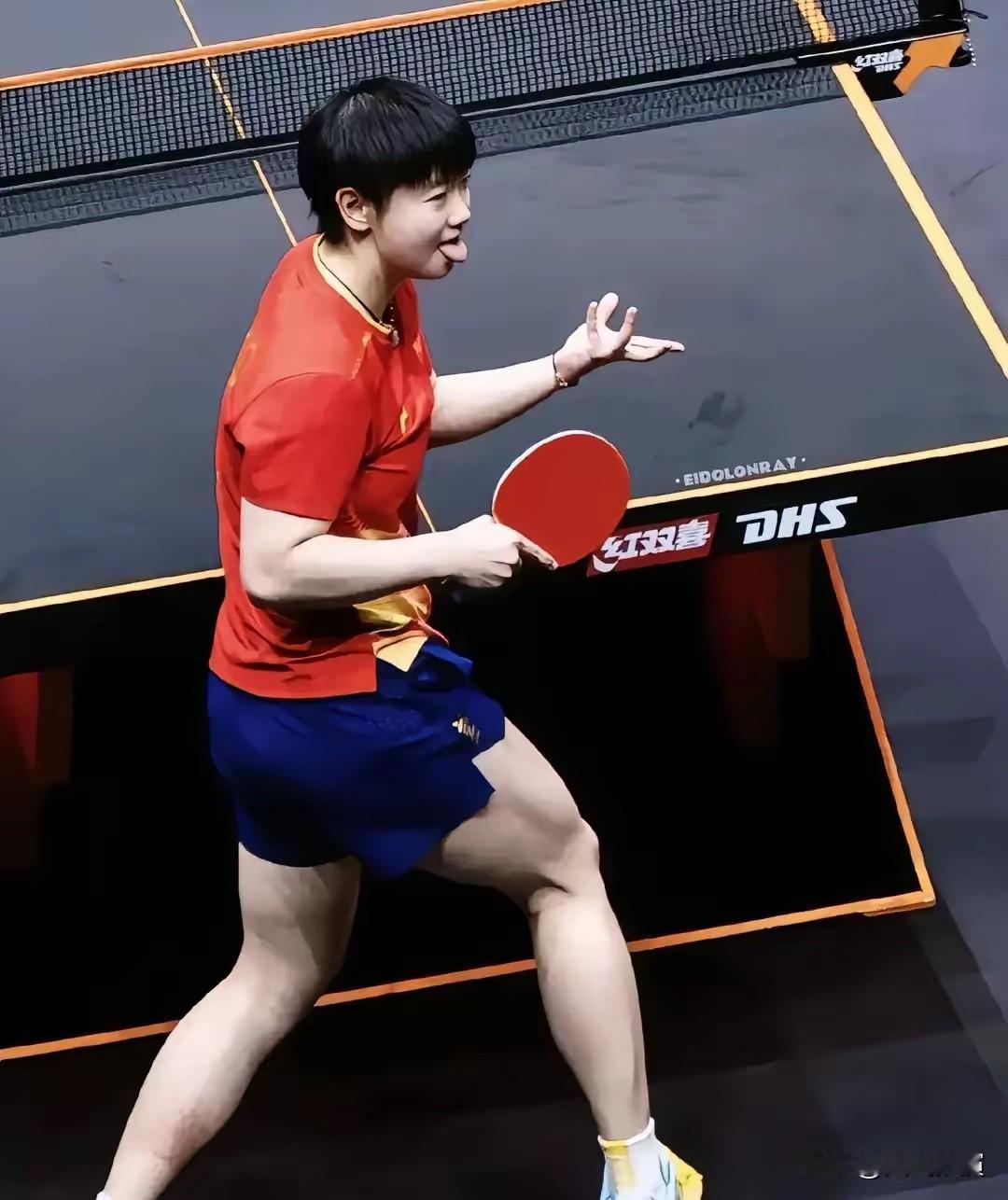 孙颖莎现在被三把刀同时顶着太揪心了！孙颖莎现在真是被三把刀死死顶住，压力拉满