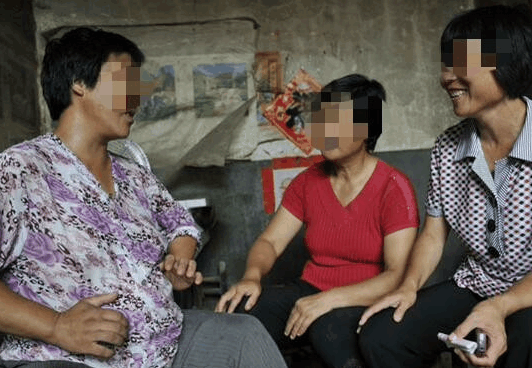 四十多岁孕妈千辛万苦生下双胞胎, 却被大儿子偷偷送人了