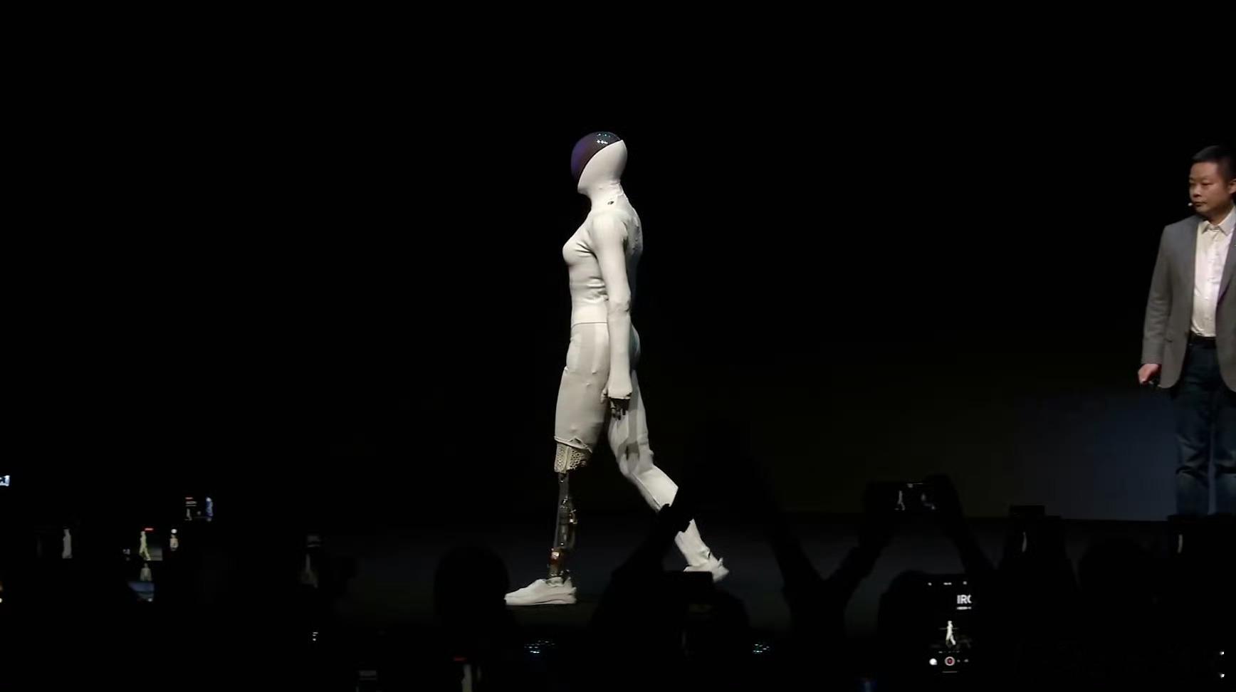 哈哈哈哈，小鹏是真会啊！昨天很多人在网上质疑小鹏全新一代人形机器人IRON是真人