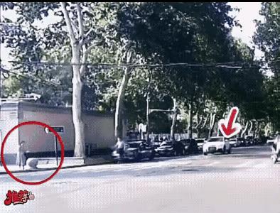 “大妈这演技太拙劣了”！小车正常直行，快到斑马线时，小车放慢速度，不料，路边的大