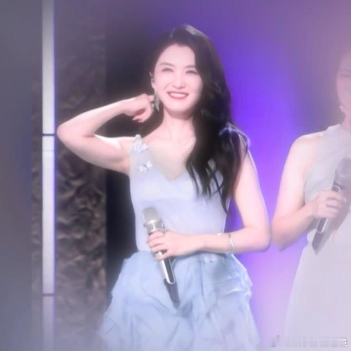 徐洁儿回应自己没人选从没人选到靠舞台圈粉，徐洁儿用实力走完了这条路。雨爱的高音