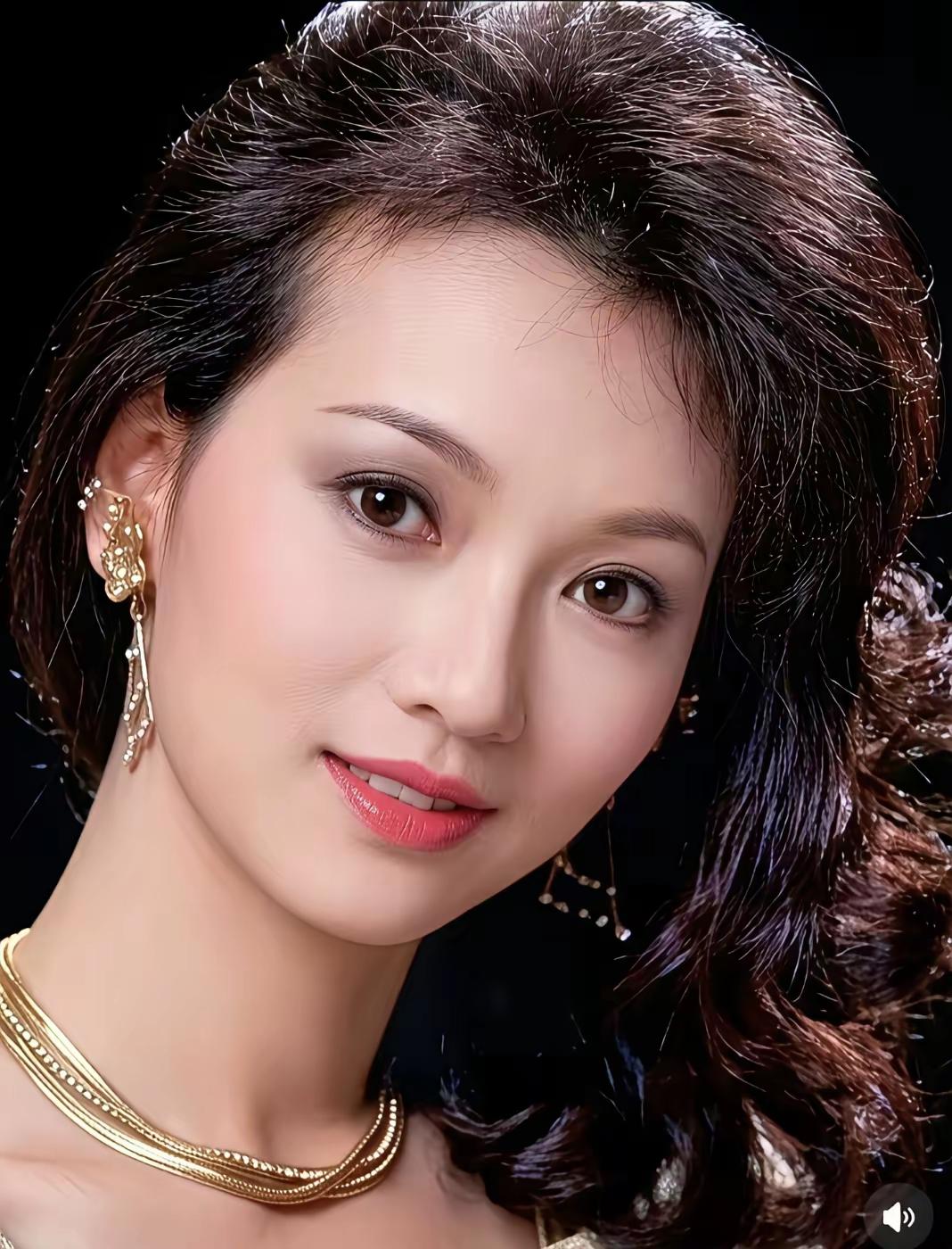 赵雅芝，这张照片好漂亮呀，感觉是这九个美女当中最好看的一个！不过也可能是角度问