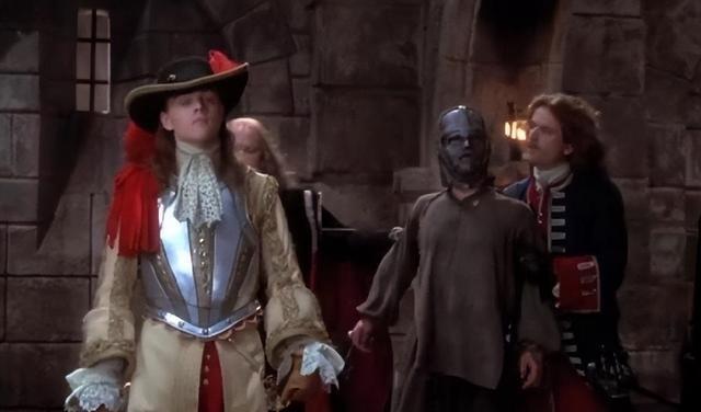 法国一直流传着“铁面人”的传说，伏尔泰甚至写入了书中。没想到1789年，当巴黎民