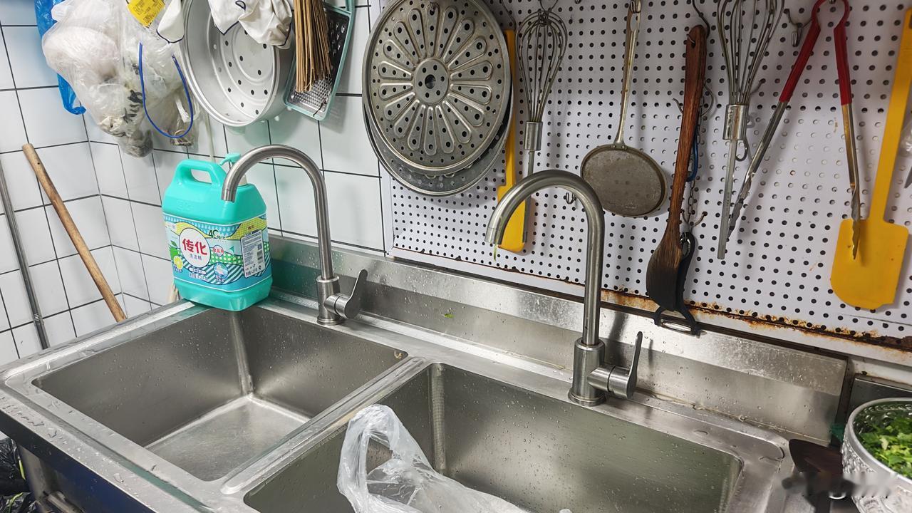 米线馆的生意蛮好，挺稳定，一天一两百单。除了洗碗挺烦人，虽然碗不多，但对于我