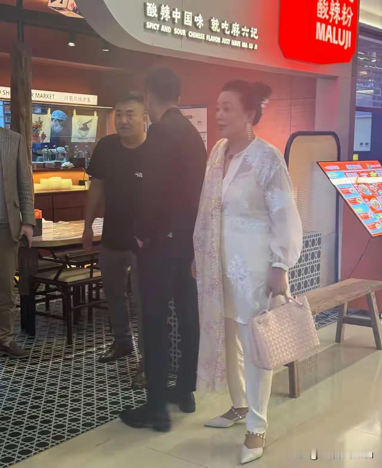 兰姐最大的错，就是，小菲出现问题，没有及时去说自己的孩子，还护着小菲。真的太无语