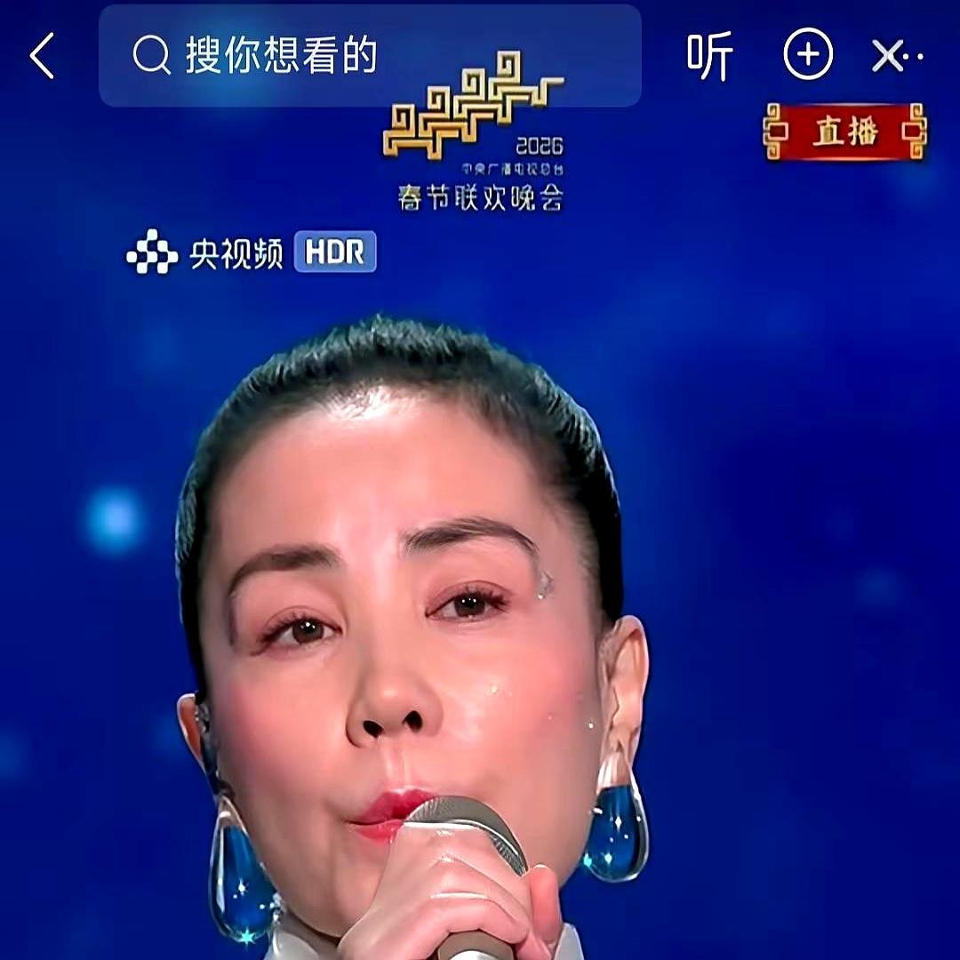 王菲春晚一开口，评论区直接裂成两半。爱的人说，这才是高级，整个春晚就等她这