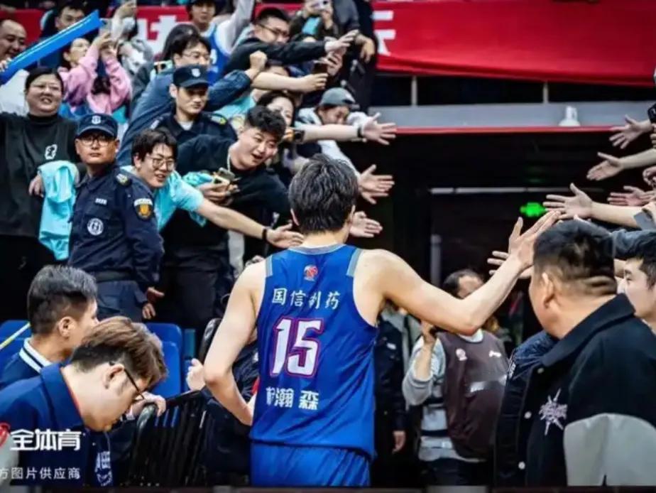 CBA资讯速递2026年4月19日，CBA常规赛激战正酣。上海队以20连胜锁定