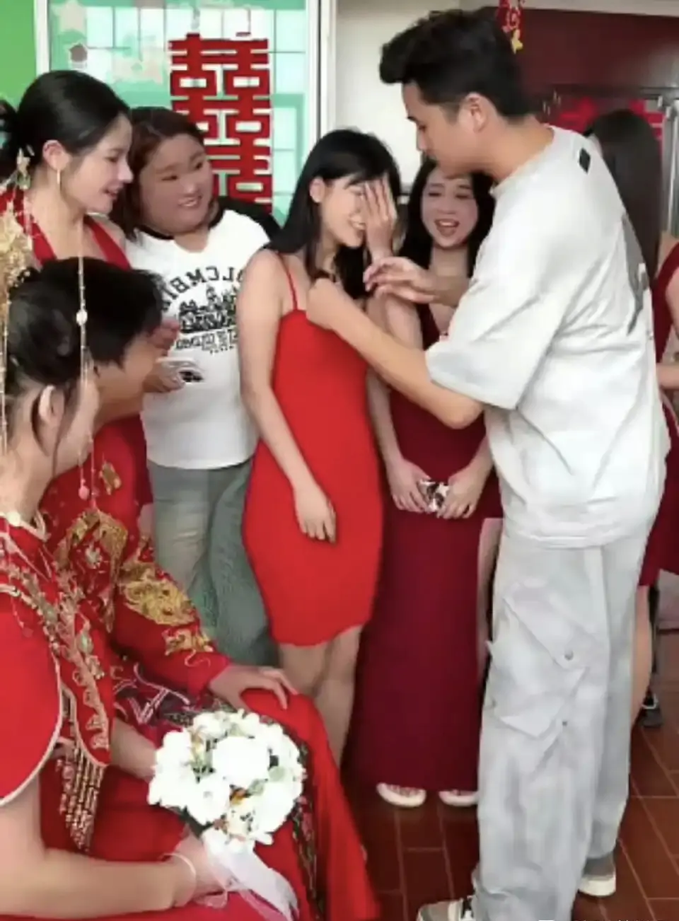 伴娘这是在玩啥游戏啊？
