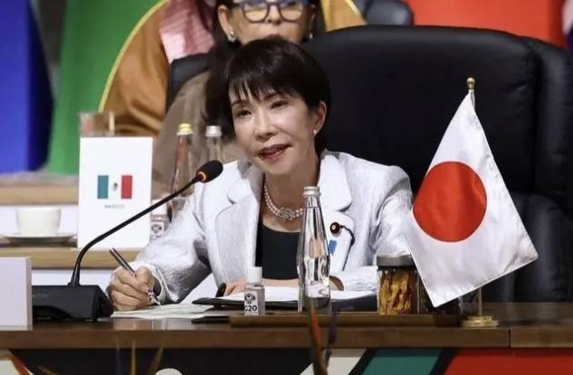 高市早苗丢脸丢到全世界，没得到中方原谅，又得罪两个“狠角色”。高市早苗这是要一条