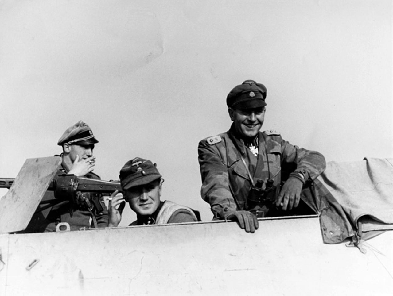 赶着去送死——1944年，党卫军第4警察装甲掷弹师的军官乘坐Sd.Kfz250