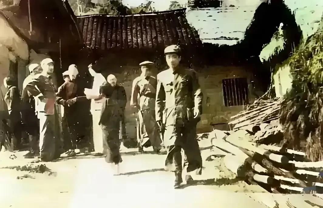 1950年，毛岸岸回到湖南湘潭的老家探望亲人，在老宅门前，抓拍了一张极为罕见且珍