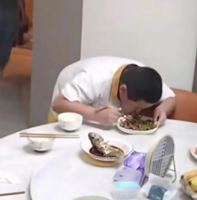 搞笑！地震发生瞬间，男孩的反应绝了！6月23日，广州发生了4级左右的地震，当时一