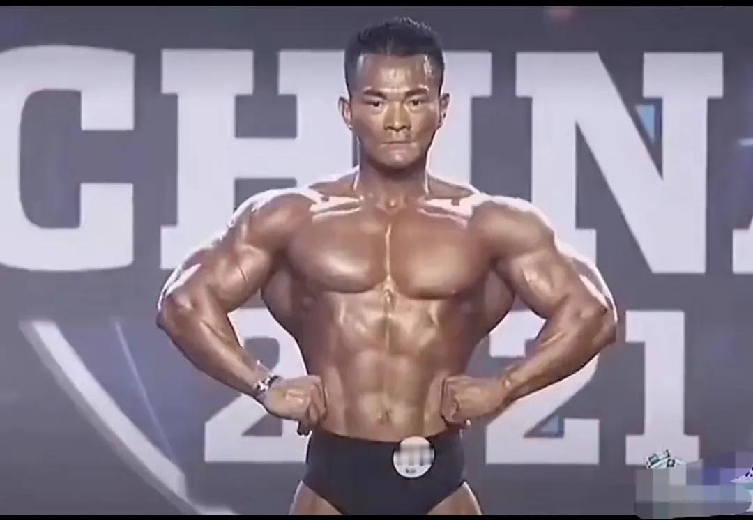 年轻时的李维刚大家见过吗？怎么形容呢，又成熟又青涩！李维刚大家并不陌生，一位