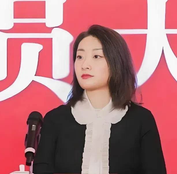 杜建英可能是个精致的利己主义者，站在女人的角度，我认为她把3个子女的身份曝光，真