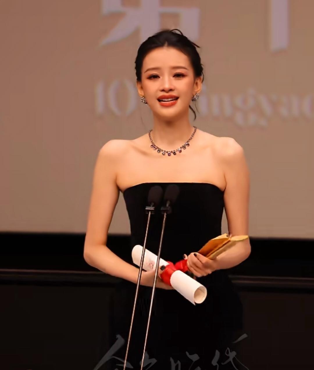 平遥影后这又是个啥奖项！长的很漂亮，演技也可以，只是这个直角肩看起来怎么这么假