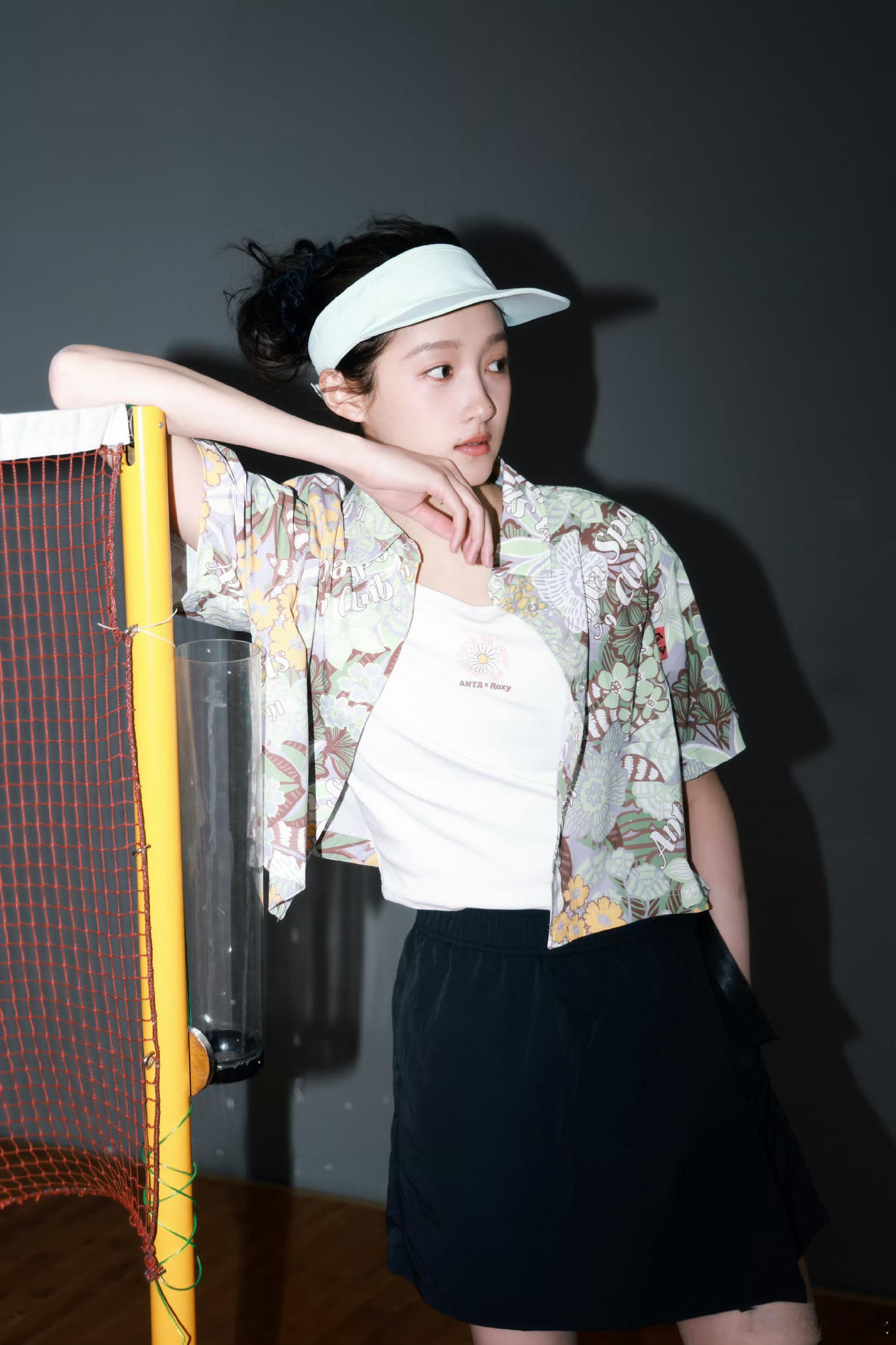 关晓彤棒球服造型甜酷双修关晓彤把棒球服的甜酷感玩明白了！棒球皮衣配铆钉短裙，又