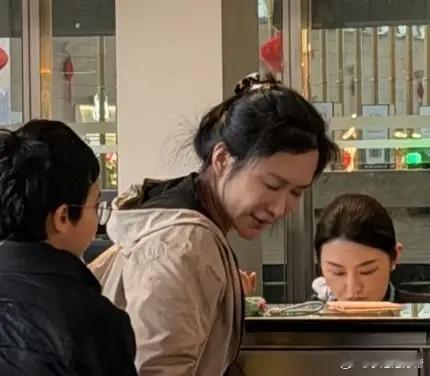 机场偶遇张纪中一家杜星霖管四娃素颜憔悴火气大混血大儿子好委屈！