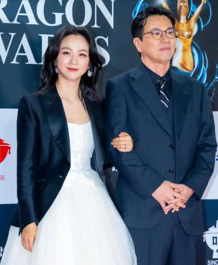 46岁官宣二胎得子——汤唯的人生，专门踩碎世俗的焦虑模板。和韩国导演金泰勇结婚