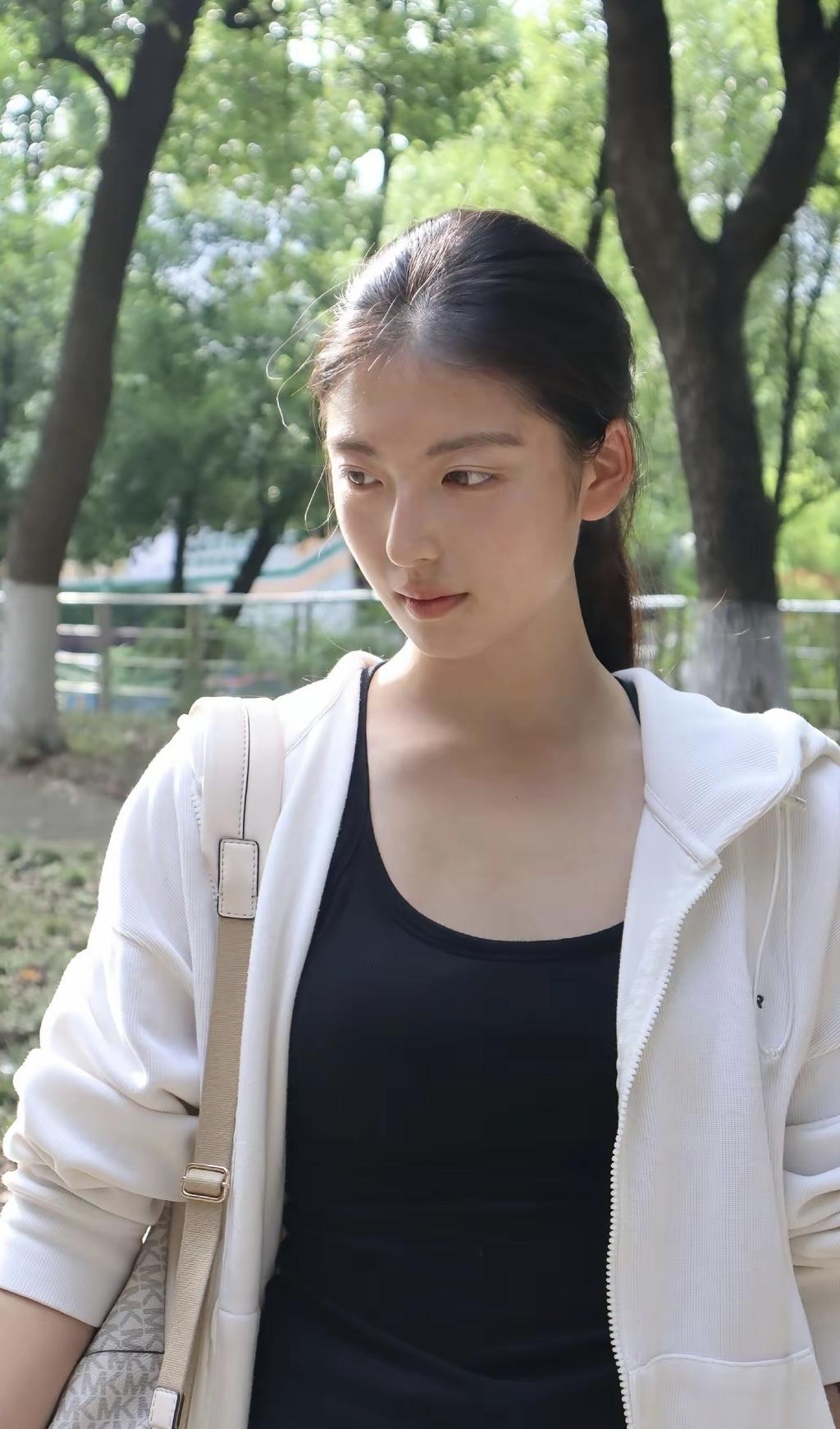 清纯甜美的样子漂亮吗清纯甜美的女孩很漂亮、长相漂亮？身材完美、性格温柔可爱的女孩