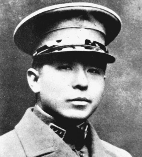 1916年，张学良去找表哥，谁知刚进门，表嫂就把他拽进房间，问他：你喜欢我吗？这
