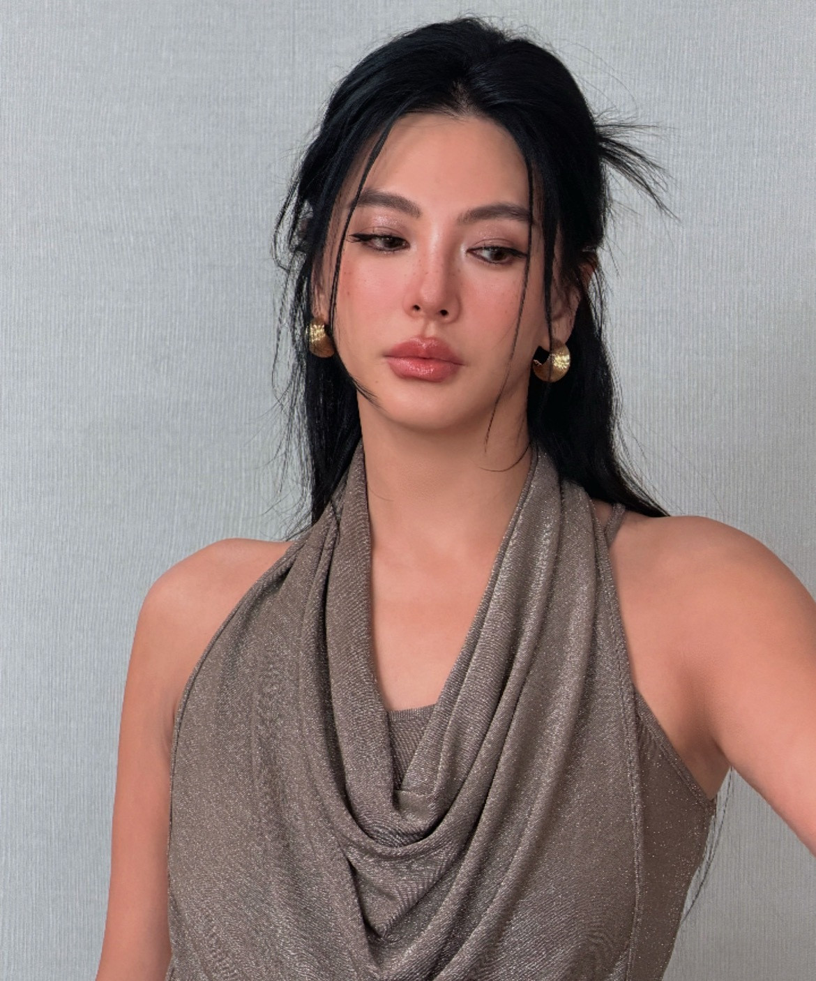 医美的嘟嘟唇其实是一种伪装的气血旺盛。过度医美人会失去灵气。张雨绮面部是真相修心
