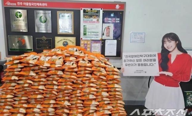 韩国女乒那个申裕斌，刚打完总决赛回国，转头就拉了350袋大米。这米上还印着她