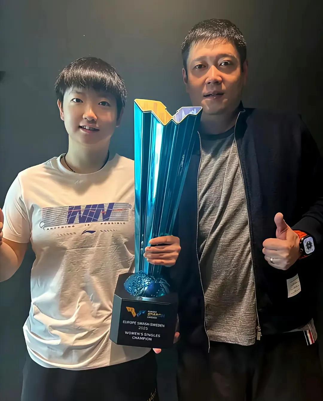 幸福的合影！莎莎在瑞满拿了两枚金牌，真的不容易，正像她所说的，荣誉归功于团队。