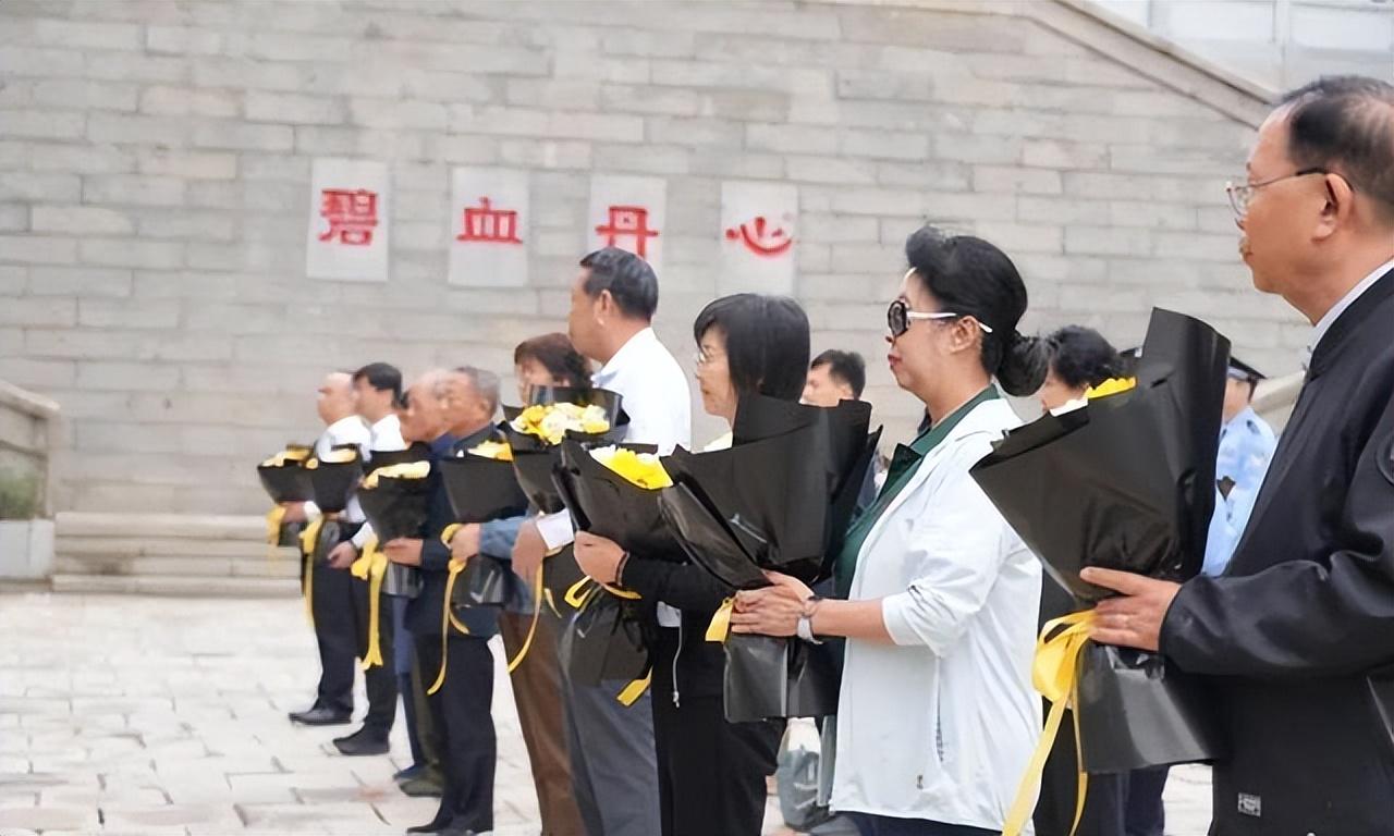 聂曦后人祭拜吴石将军，坟前一句话让人泪目！“我爷爷还在台湾”。2025年4月